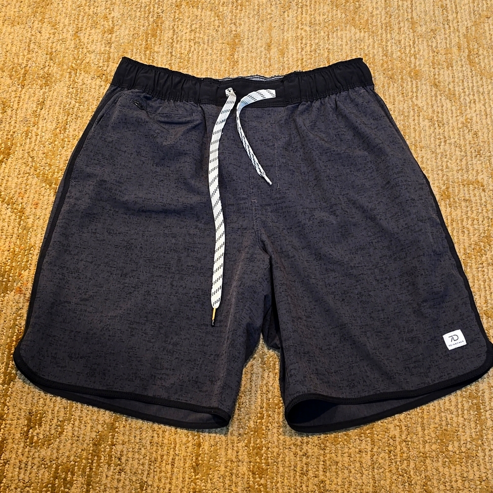 7 Diamonds Mens Shorts. Size Small